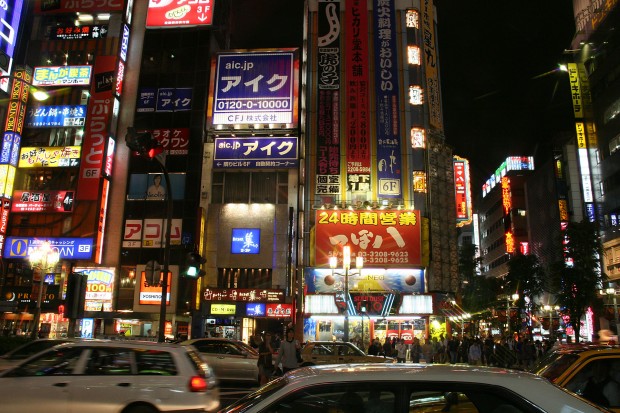 新宿東口・夜景（靖国通り）無料写真素材058