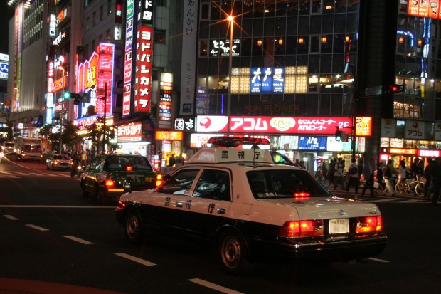 新宿西口・夜景、パトカー無料写真素材083