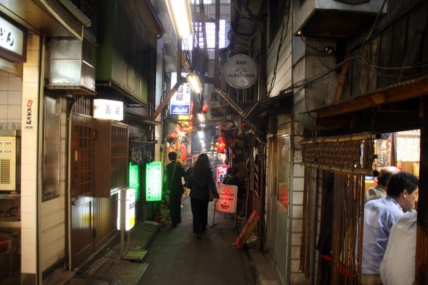 新宿西口・夜景（思い出横丁）無料写真素材090
