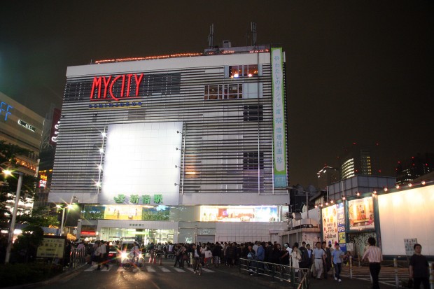 新宿東口・夜景、無料写真素材093