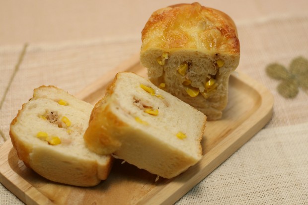パン（コーンチーズのミニ食）フリー写真素材048
