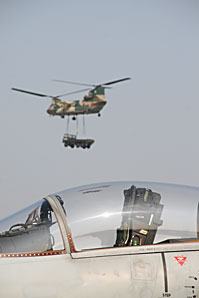 輸送ヘリコプター、戦闘機、トラックサムネイル